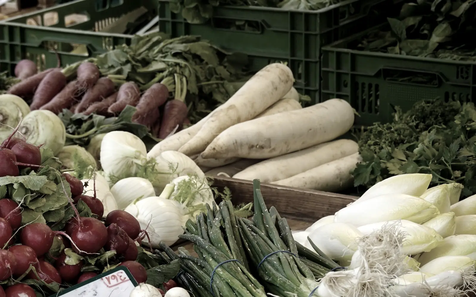 Étal de maraîcher aux Halles au petit matin : radis, fenouil, oignons nouveaux